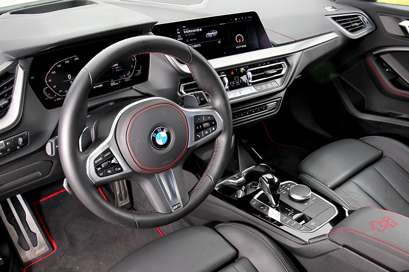 車艙利用紅色縫線強化性能氛圍。