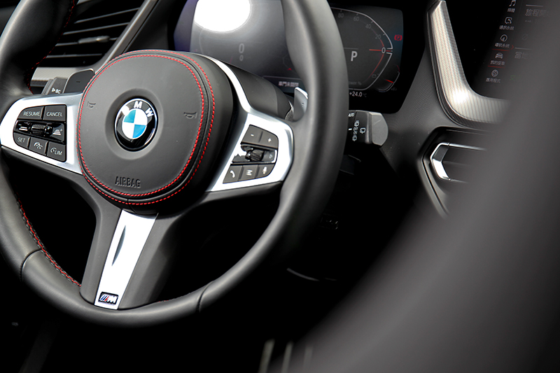 方向盤也輔以紅色縫線妝點。