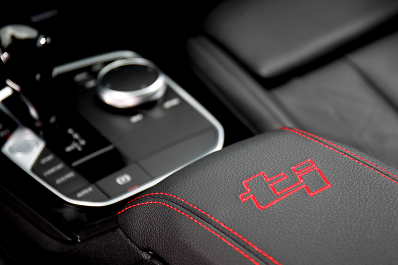 中央扶手繡上ti字樣。