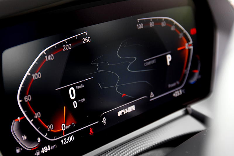 雙10.25吋數位儀表與中控螢幕構建構虛擬座艙,也配備無線Apple CarPlay/Android Auto。