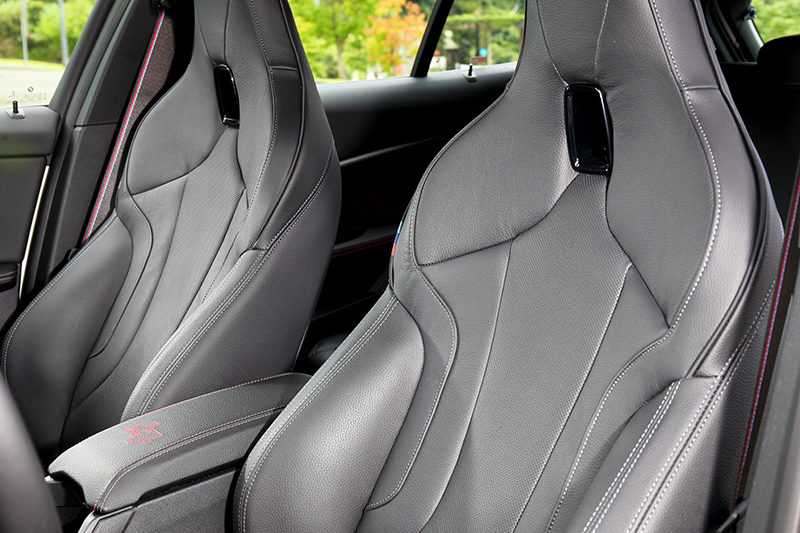 Dakota真皮跑車座椅提供不俗包覆支撐性。
