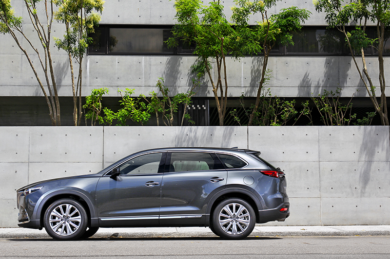 CX-9雖有著5,075mm車長,但外觀視覺卻一點也不顯龐大。