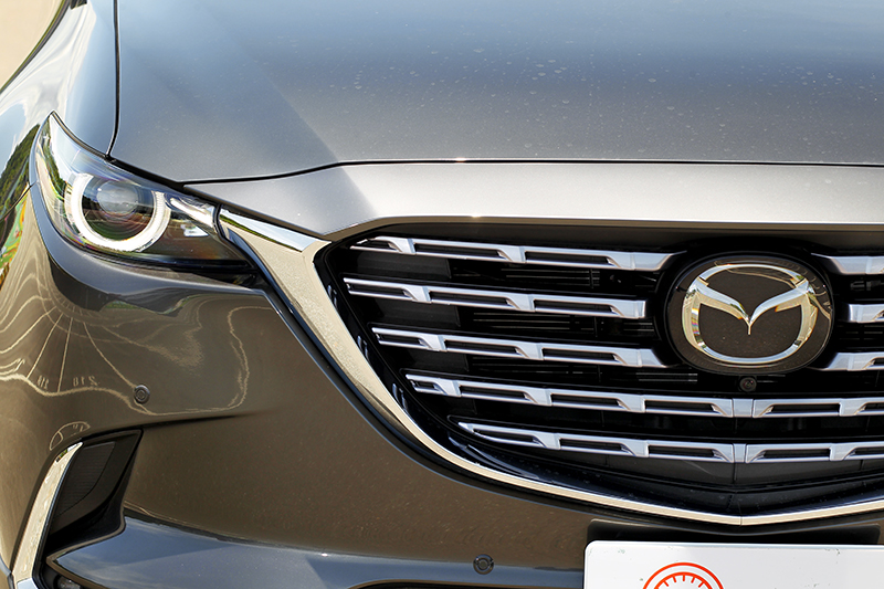 CX-9 25T AWD Signature Captain Seat水箱護罩採格柵式設計。