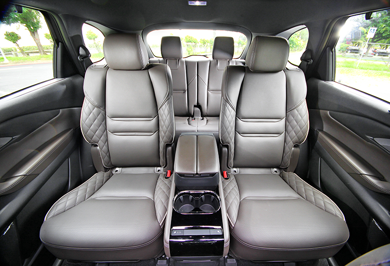 25T AWD Signature Captain Seat車型最大特色就是採用六人座配置。