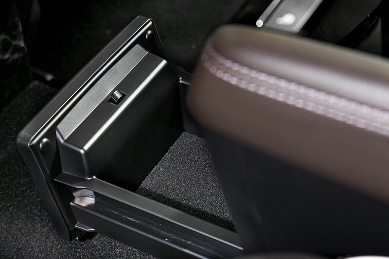 中央扶手下方有規劃抽屜置物空間。