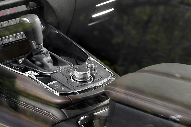 實木飾板與中控控旋鈕都帶來良好感受。