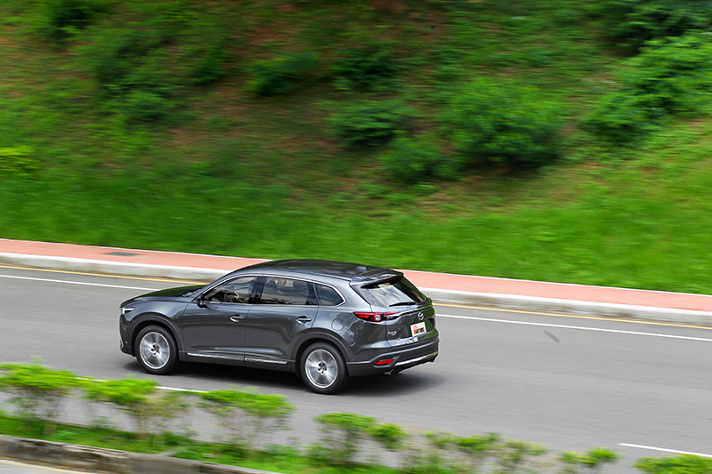 230hp/42.8kgm動力讓近2噸的CX-9擁有相當輕盈順暢的加速表現。