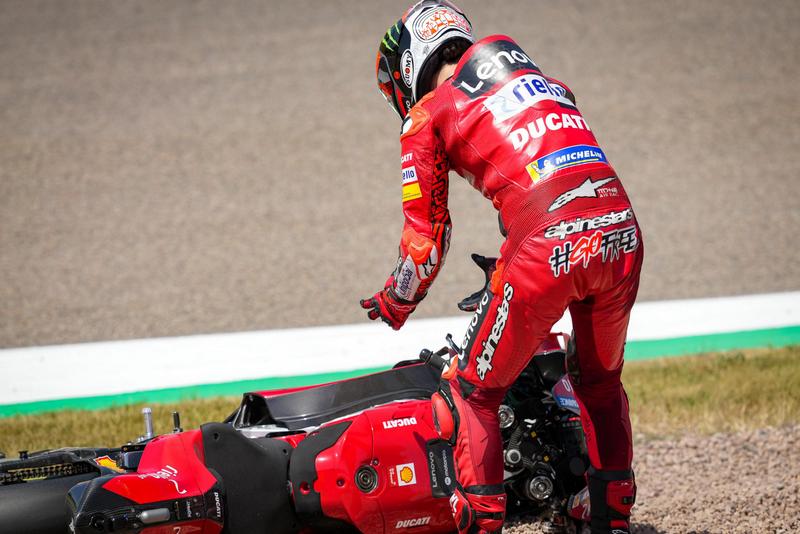 Bagnaia才跑三圈就轉倒退賽。
