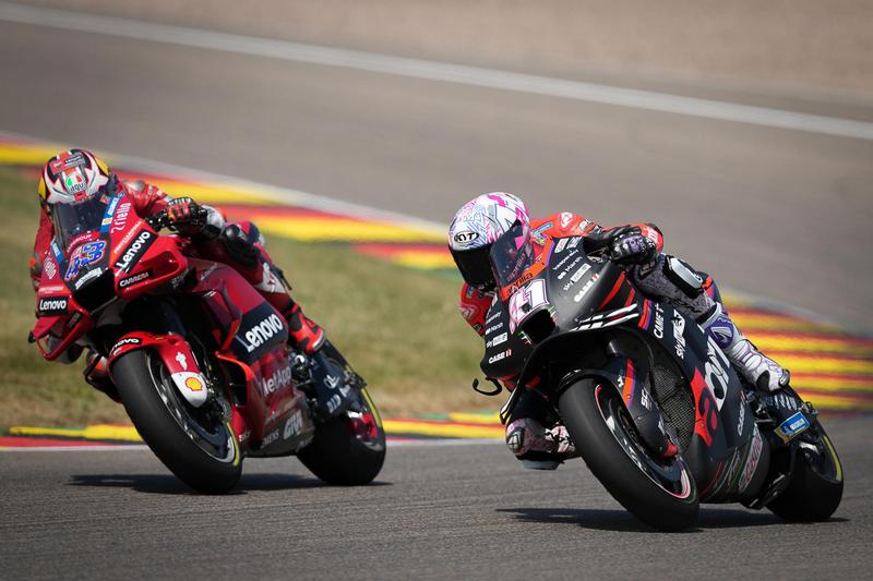 雖跑處罰圈但Miller很快的就追上Aleix Espargaro,並成攻超越取得第三名成績。