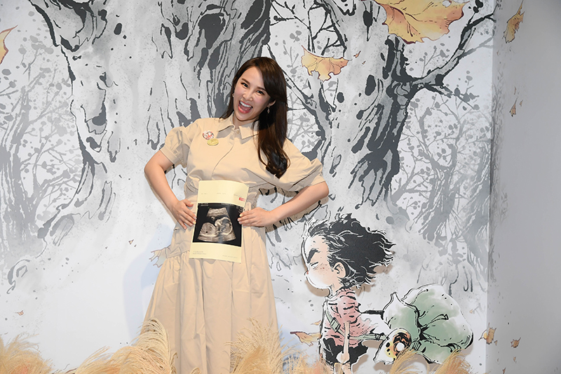 【車勢星聞】主播張齡予現身開箱「波隆那插畫x國際無字繪本雙聯展」。（圖：三立提供）