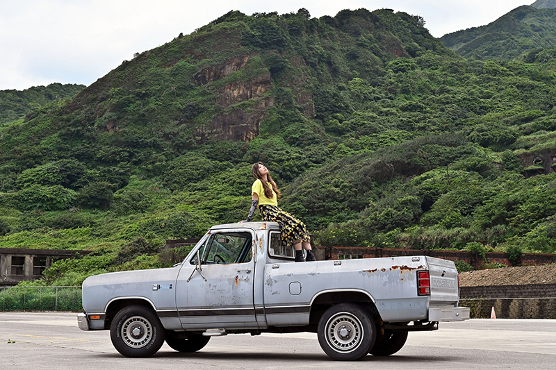 【車勢星聞】黃玠瑋〈冰山〉MV出動經典Pickup加新歡「電木吉他」。(圖:環球音樂提供)