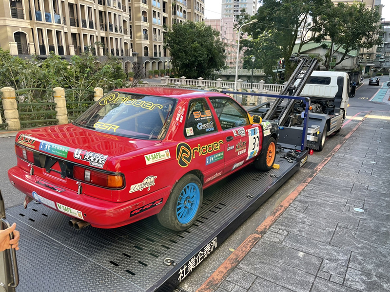 多數長年參與爬山賽、拉力賽等道路型賽事的車手,都熟知比賽車移動都需以拖車運送,也都視為參賽的固定成本,並不會為了省錢,將車開上非申請道路移動。〈照片提供:周德恩〉