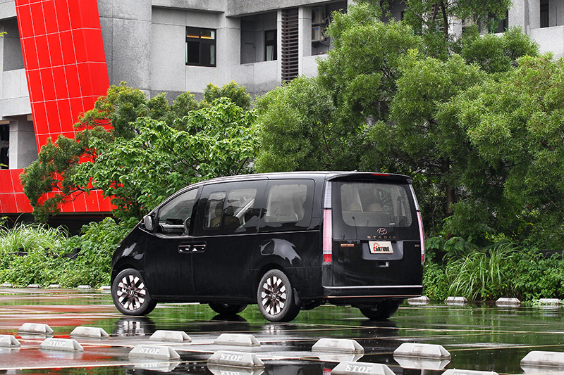 車尾雖無車頭流線,但光柱式尾燈也帶來科技視覺感受。