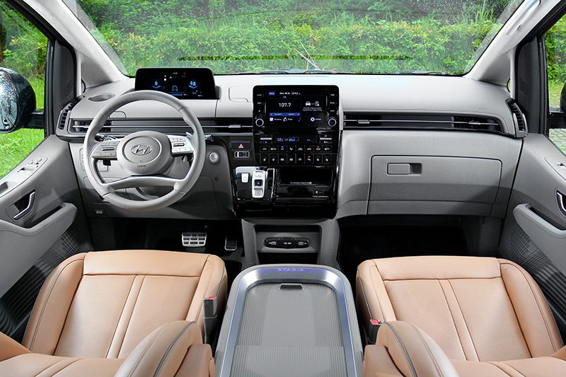 海彎式座艙與低腰線設計,不論乘坐獲駕駛都有良好的開闊度。