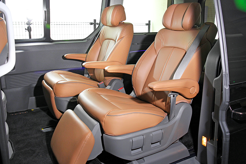 後座獨立座椅具備仰躺及腿靠功能,另有通風/加熱與前後與可左右移動。