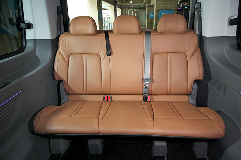 第三排座椅也有相當出色的乘坐感受,同時也具備大幅度前後移動功能。