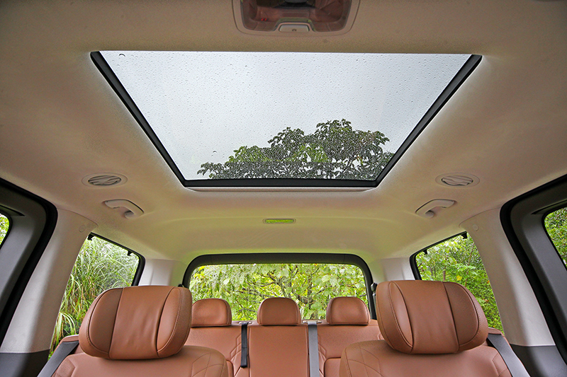 後座有提供天窗,旅途中能舒適望著天空放鬆。
