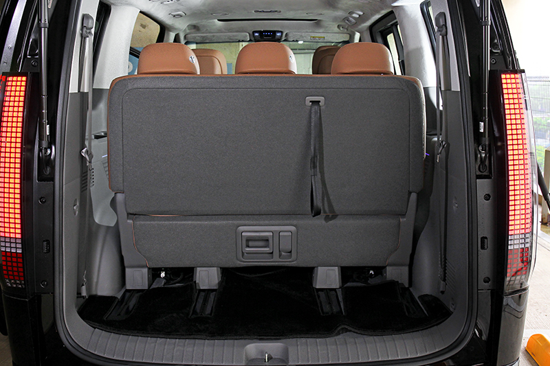 第三排移到最後還有117公升置物空間,若移到最前則擴增到431公升,當然椅背也能倒放。
