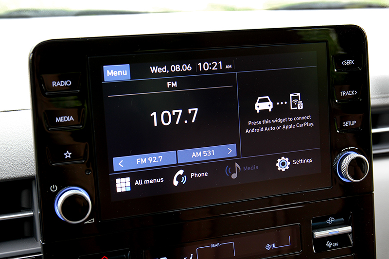 8吋中控螢幕雖無中文化,但有支援無線AppleCarPlay/AndroidAuto。