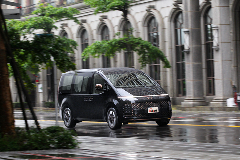 坐在車內查覺不到柴油引擎聲，但在移動過程中卻給予飽滿能量。