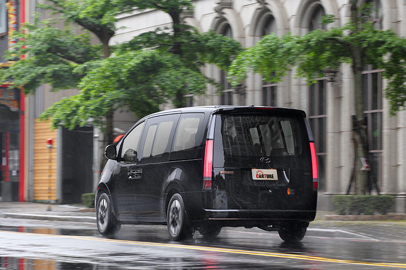 Staria不僅加速輕盈,面對不平路面也能快速消弭震動起伏維持穩定,並轉換成有質感的舒適感受。