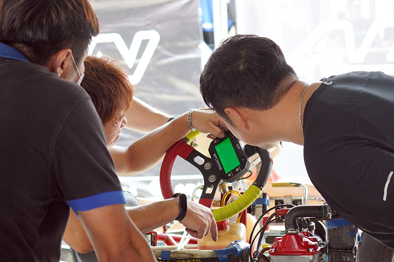 李彥翰在國外比賽的經驗,了解到系統化、數據化分析的重要性,可藉由數據來了解車手的駕駛狀況,對於改善駕駛技術有相當大的助益。