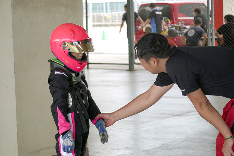 李彥翰對於李羽晨的賽車教育著重建立基礎觀念,賽後僅會針對重點進行提點。