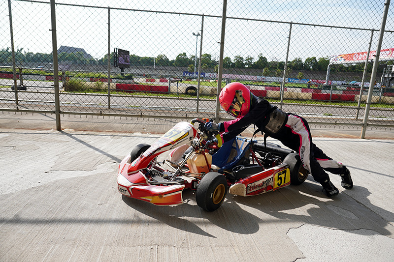 與所有卡丁車手相同,賽後回到驗車區都得自己推車,就可以見到可愛的李羽晨等參賽小朋友奮力地將賽車推至驗車區。