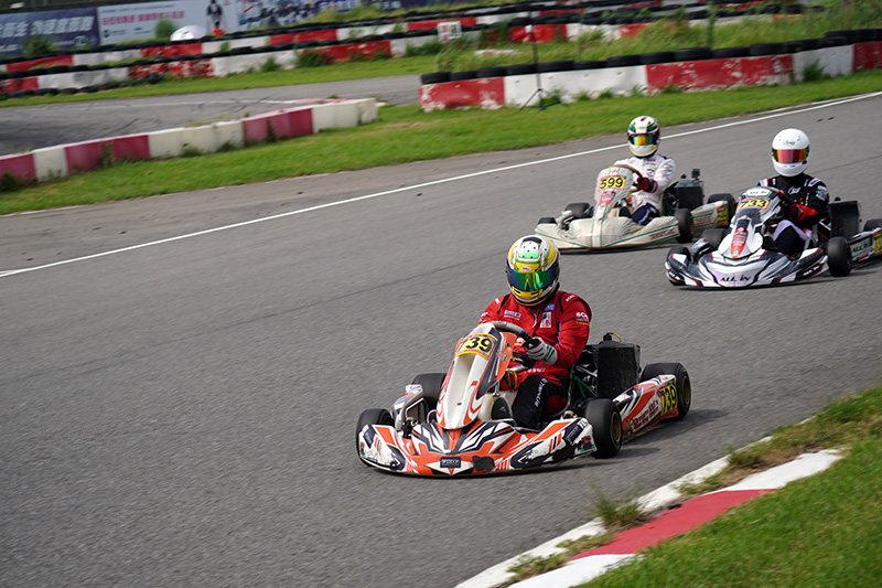 李彥翰為了了解李羽晨在場上會遇到那些狀況,在李羽晨不熟悉的場地中,會自己下場參賽,模擬李羽晨可能會遇到的狀況,再與其分享討論。