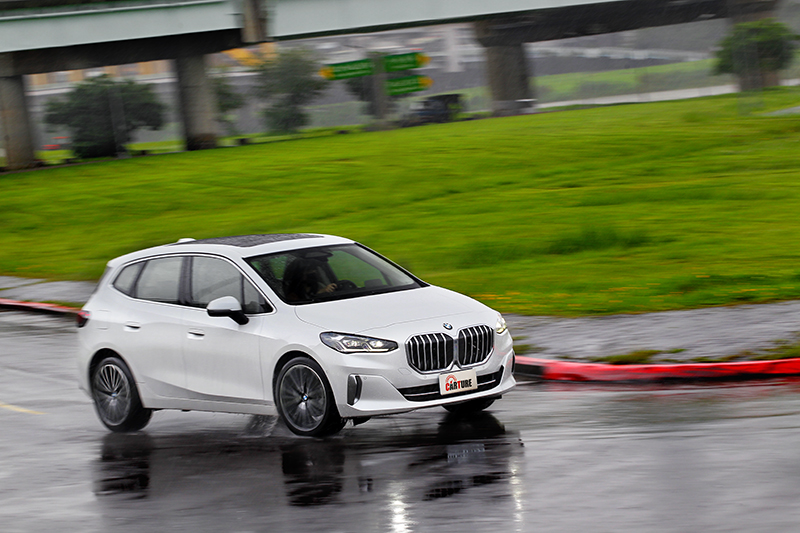 別看220i Active Tourer Luxury長相斯文,奮力奔跑也是頗帶勁的。