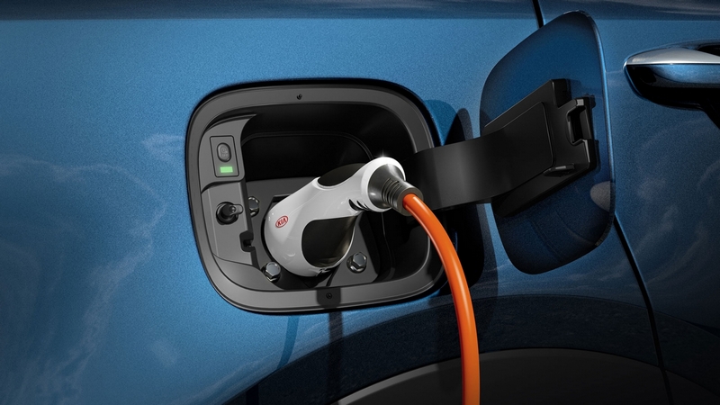 歐盟近日拍板定案2035年禁燃油車,但允許合成燃料及插電式油電系統。
