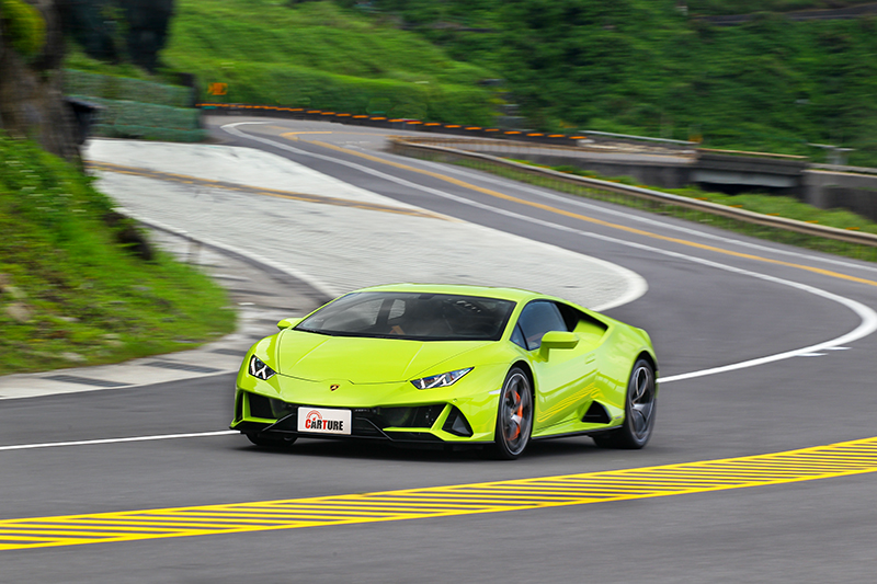 原本預期Huracan EVO會是硬到不行的路感回饋,但意外的在市區優遊竟比想像還要舒適!