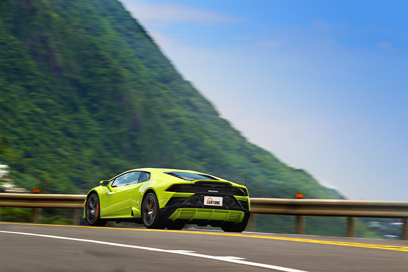 一般道路的舒適性甚至比一些高級品牌的性能車還更加親民,大大推翻我對Lamboghini的牛脾氣印象