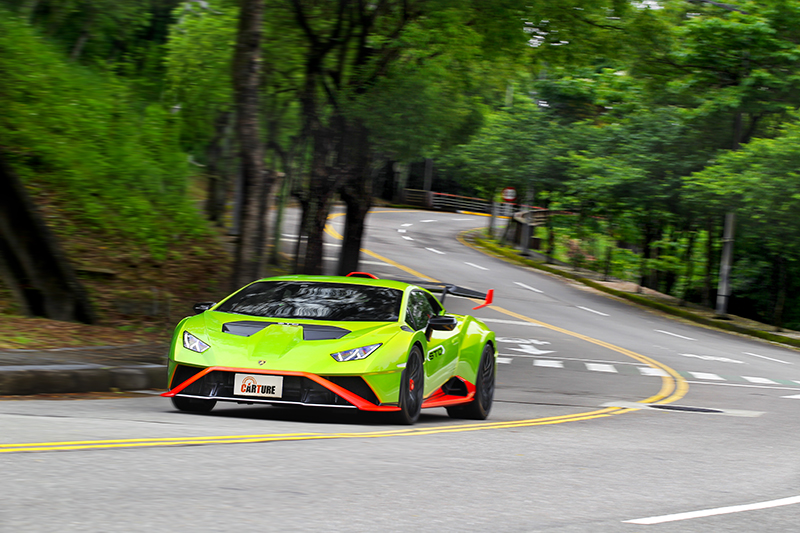 先前受Lamboghini之邀道路試駕Huracan STO，一般道路上開起來頗具壓力