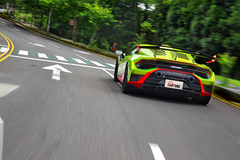 礙於近2,000萬身價的心理壓力還有640匹的狂妄馬力,油門無法暢快踩踏確實少了些快感與遺憾