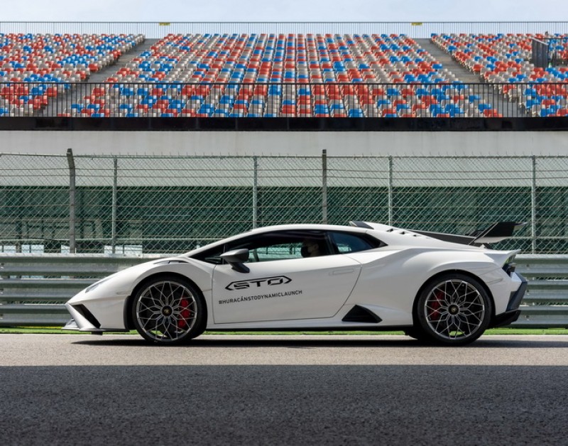 車後還增加了車頂進風口、中央鯊魚鰭、可調式尾翼等配備,尤其這組可調式尾翼在不同的角度下最多可增加420公斤的下壓力