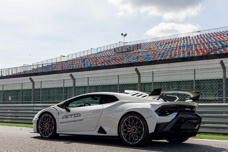 搭配全車輕量化工程的幫助下,車重比起先前試過的EVO車型更是少了足足83公斤之譜