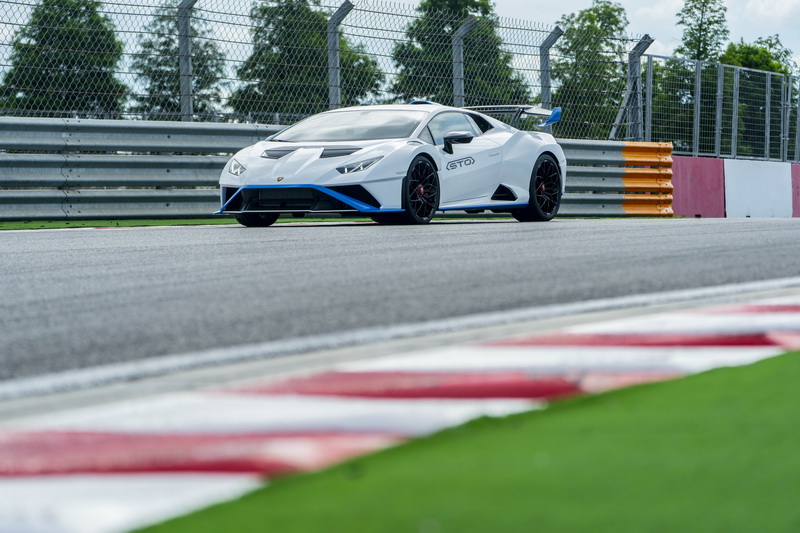 STO模式的電控輔助較多,開起來並沒有想像中那麼難以駕馭,加速雖快但彎中的穩定性比我預期來的更高