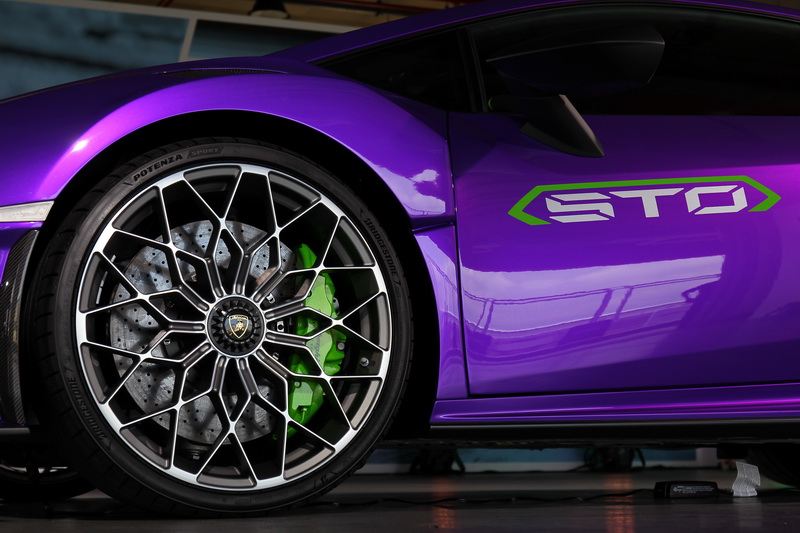 Huracan STO搭載的是CCM-R碳纖維陶瓷煞車碟盤,在不斷的高壓測試之下還能保有精準的煞車反應著實令人印象深刻