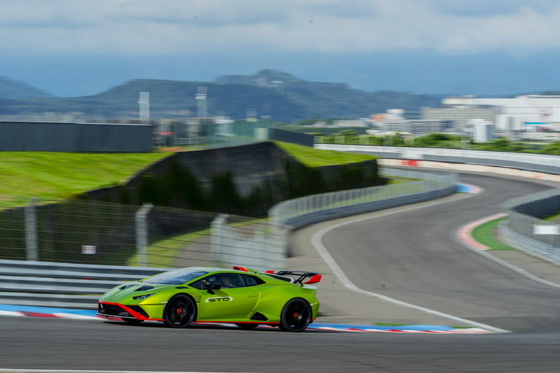 Trofeo模式的電控輔助程度已大幅降低,更加考驗駕駛者對車輛動態與油門反應的掌控度