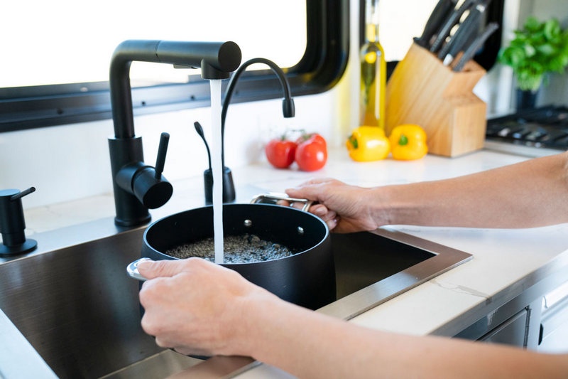 在經過多道過濾與消毒後,一天最多能生成約18公升飲用水。