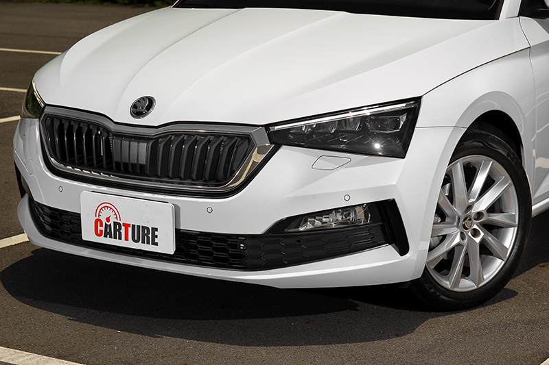 Scala以銳利的折線與分明的稜角,形塑品牌向來強調的波希米亞水晶意象。