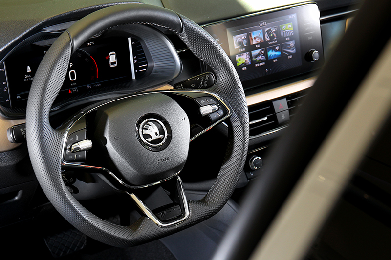 懸浮式8吋中央觸控螢幕引燃科技想望,而10.25吋全彩數位儀錶更在2022年成為全車系標準配置。