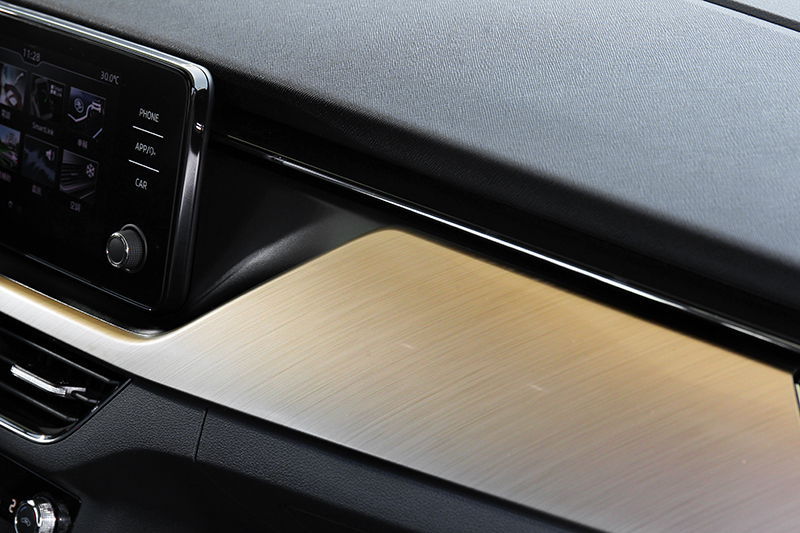 歐洲車的美總呈現在細節,就像Scala中控台的暖色調刷紋飾板,提供車室更加精緻宜人的視覺氛圍。