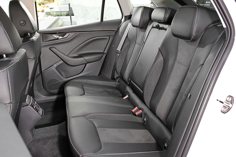 後排即便乘坐三名成人依然舒適不彆扭,於此同時也保有相當充裕的腳部、腿部、膝部與頭部空間。