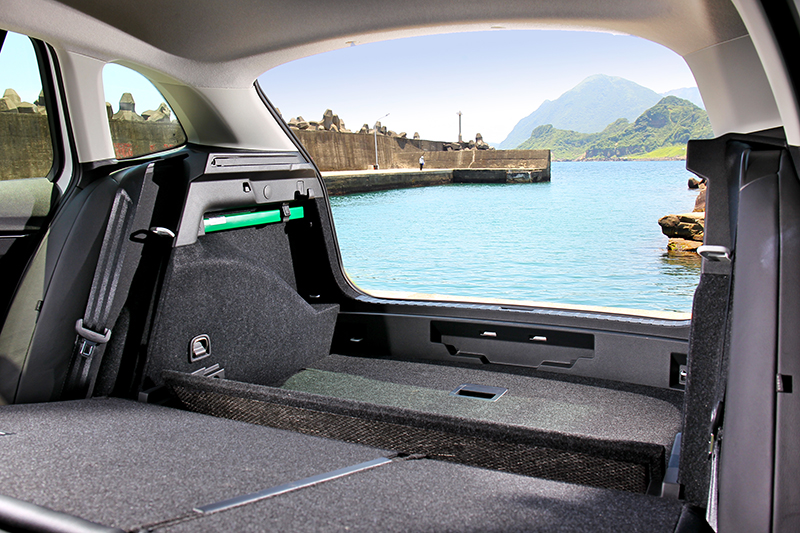行李廂在一般狀態下便已相當充足的467升,一旦將後座椅背放倒更能一次將數據推至1,410升。