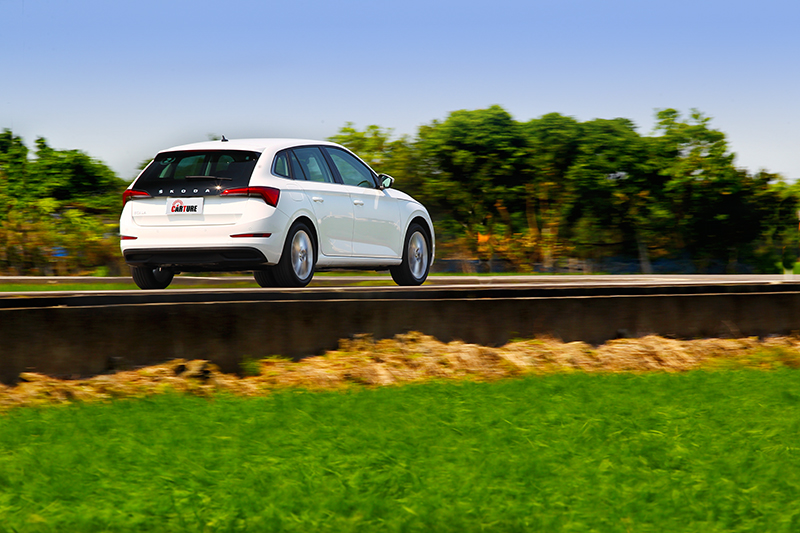 受惠於MQB平台輕敏靈動的底盤調性,在調校得宜的懸吊反應下不僅保有紮實舒適的乘坐感受,同時展現絕佳的循跡反應。