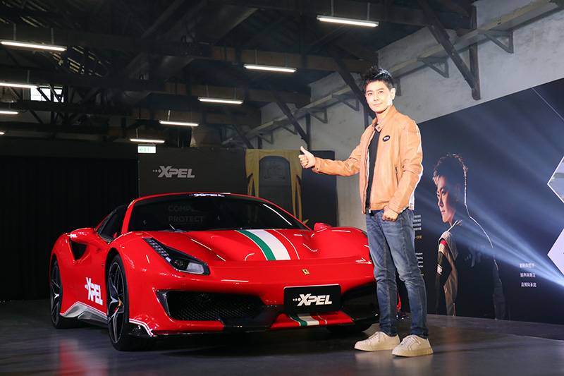 愛車如癡的林志穎表示,他的車上只會放行照,飲食是大忌,也不能穿過硬材質的牛仔褲,褲上也不能有鈕扣,避免刮傷內裝。