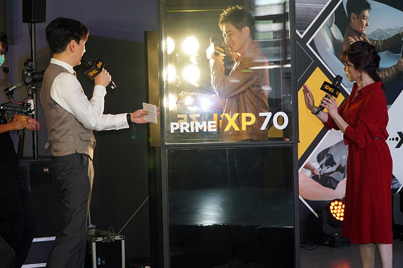 PRIME XP 多層貴金屬隔熱紙發表會中,林志穎實際以儀器體驗隔熱效果。