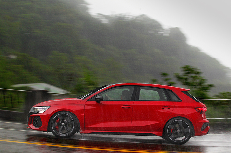 在現今RS 3 Sportback搭載純燃油系統與直列五缸渦輪是相當難得的組合。